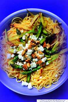 Przepis na Espaguetis con espárragos, queso de cabra y nueces
