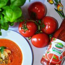 Przepis na Krem pomidorowy z bazylią, passatą Łowicz, mozzarellą, pistacjami i chipsami z batatów