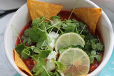Przepis na Meksykańska zupa pomidorowa z fetą i nachos