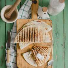 Przepis na QUESADILLAS Z CHORIZO, CUKINIĄ I CHEDDAREM.