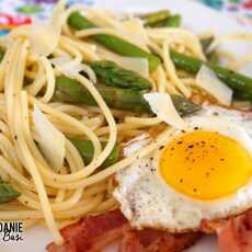 Przepis na Śniadaniowe spaghetti ze szparagami i jajkiem sadzonym na boczku