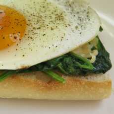 Przepis na Grillowana kanapka z maślanym czosnkowym szpinakiem, serem i jajkiem sadzonym