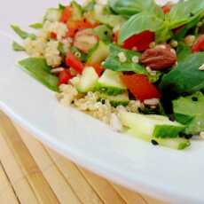 Przepis na Salatka z komosą ryżową, świeżym szpinakiem i czarnuszką