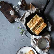 Przepis na Ruloniki z ciasta filo z brokułem, serem feta i szpinakiem