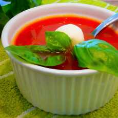 Przepis na Zupa pomidorowa na soku pomidorowym z mozzarellą, bazylią i grissini