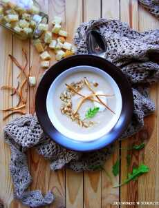 Przepis na Kremowa zupa z pieczonej pietruszki z gruszkami, masłem orzechowym i pietruszkowymi chipsami