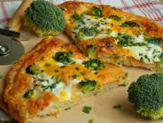 Przepis na Pizza z brokułem i jajkami na cieście ziemniaczanym