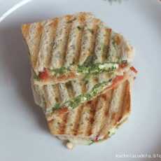 Przepis na Zapiekana kanapka z mozzarellą, pomidorem i z pesto z rzymskiej sałaty i pestek dyni