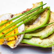 Przepis na Pomysł na kanapkę: kanapka z jajkiem i awokado