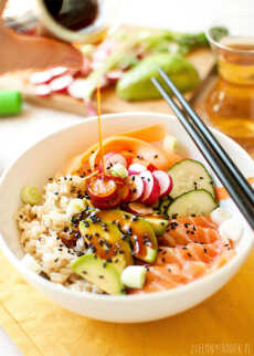 Przepis na Sushi bowl, czyli wiosenna micha z rybą i ryżem