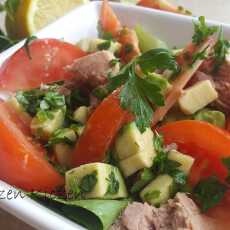 Przepis na Sałatka z awokado, tuńczyka, pomidora i zieleniny