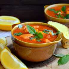 Przepis na Pomidorowa zupa z mlekiem kokoswym, mango, batatem i rybą 