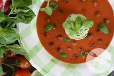 Przepis na Krem z pomidorów z imbirem i bazyliowymi lodami