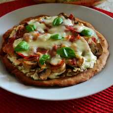 Przepis na Jednoporcjowe pizze z ricotta, szynka parmenska i mozzarella