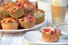 Przepis na Muffinki pełnoziarniste z rabarbarem, truskawkami