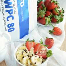 Przepis na Proteinowe płatki quinoa z bananem i truskawkami