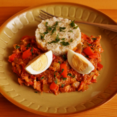 Przepis na Brązowy ryż z sosem z makreli wędzonej