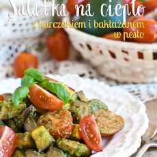 Przepis na Sałatka na ciepło z kurczakiem i bakłażanem w pesto