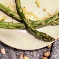 Przepis na Szparagi (zielone) z sosem winno-pistacjowym