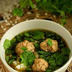 Przepis na Tajska zupa z wieprzowiną, ryżem i kolendrą
