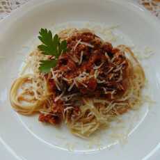 Przepis na Spaghetti z sosem pomidorowo pieczarkowym.