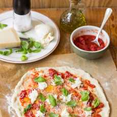 Przepis na Jak zrobić klasyczne włoskie ciasto na pizzę? (przepis krok po kroku)