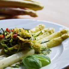 Przepis na Białe szparagi z makaronem aglio olio z cukini i sosem z bazylii