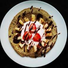 Przepis na Omlet czekoladowy bez mąki z białkowym kremem truskawkowym, owocami i polewą kakaowo-orzechową