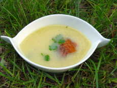 Przepis na Zupa krem ze szparagów z wędzonym łososiem