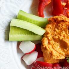 Przepis na Hummus paprykowy ze świeżymi warzywami
