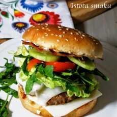 Przepis na Burger z kozim serem i sosem mascarpone z bazylią