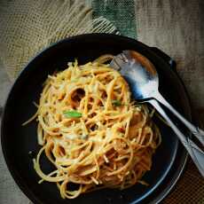 Przepis na Spaghetti z pieczonymi jabłkami, duszonym porem, szałwią, zwieńczone aromatyczną oliwą truflową