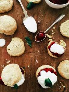 Przepis na Roasted Strawberry Shortcakes with Basil Cream