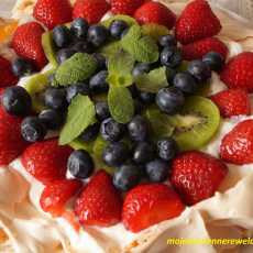 Przepis na Pavlova - tort bezowy - z owocami i kremem mascarpone