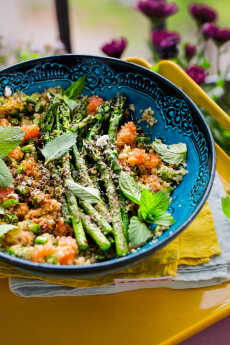 Przepis na SAŁATKA QUINOA/ŁOSOŚ/RABARBAR/SZPARAGI