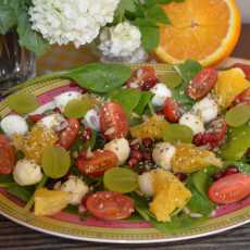 Przepis na Sałatka wiosenna ze świeżym szpinakiem, mozzarellą, owocami i olejem rzepakowym