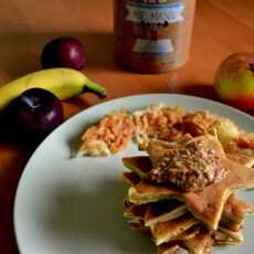 Przepis na Razowe placuszki na śniadanie. Białkowe placuszki z jabłkiem i masłem orzechowym