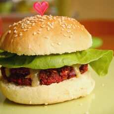 Przepis na Buraczane burgery z domowymi bułeczkami i sosem musztardowo-miodowym