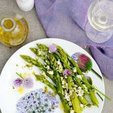 Przepis na Zielone szparagi z marynowaną fetą, oliwą i kwiatami szczypiorku