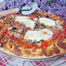 Przepis na Pizza z mozzarellą i pomidorami