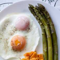 Przepis na Zielone szparagi z jajkiem, ziemniakami i batatami