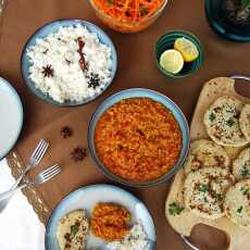Przepis na Dahl z czerwonej soczewicy, chlebki naan, ryż i indyjska surówka z marchewki