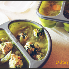 Przepis na Zupa z jarzynowa z młodych warzyw z klopsikami z indyka