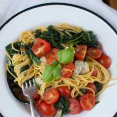 Przepis na Spaghetti ze szpinakiem, pomidorkami i serem pleśniowym