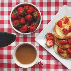 Przepis na Jogurtowe pancakes z truskawkami