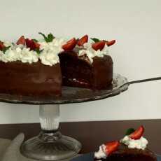 Przepis na Tort czekoladowy z truskawkami - delikatny!