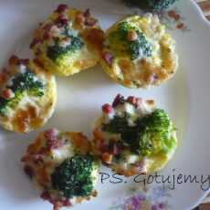 Przepis na Muffiny jajeczne z brokułami, szynką i mozzarellą