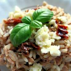 Przepis na Ryż z tuńczykiem, pomidorami suszonymi i serem korycińskim