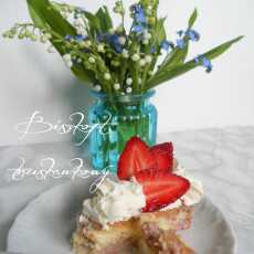 Przepis na Biszkopt z musem truskawkowym - lekki, idealny tort na lato