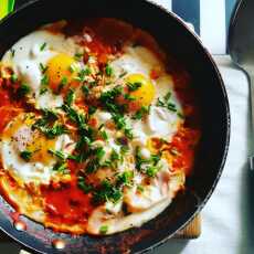 Przepis na Shakshuka, czyli duszone warzywa na ostro z jajkiem sadzonym